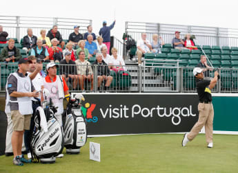 Aguilar makes his move before play suspended