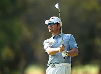 Oosthuizen holds slender lead in Perth