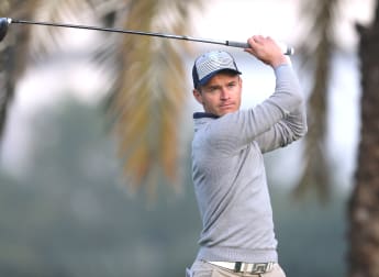 Huizing takes early lead in Oman