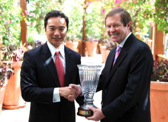 Dr David Chu honoured at KPMG Golf Business Forum