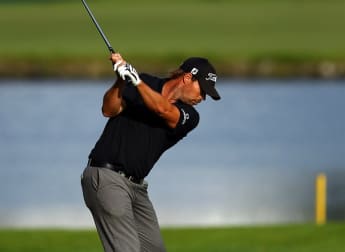 Early birdie Lundberg edges ahead