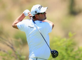 Leishman leads with Stenson in pursuit
