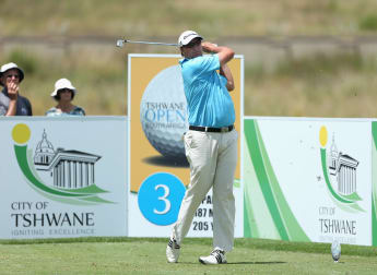 Van Der Walt ahead as tight finish looms