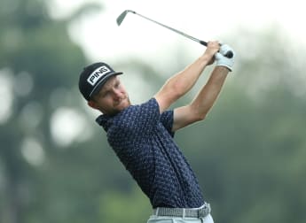 Neergaard-Petersen moves two strokes clear in Kolkata