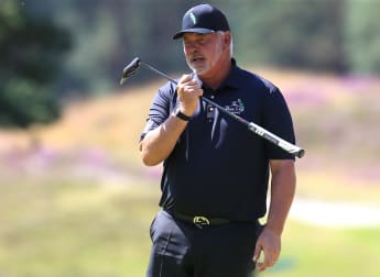 Clarke keeps his cool to lead at Sunningdale