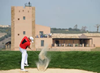 Donaldson maintains challenge for maiden victory