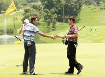 Schwartzel shines with a little help from his friend