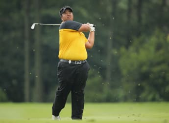 Aphibarnrat retains lead as storm halts play