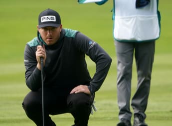 Young and Mruzek share lead after fog-delayed opener in England