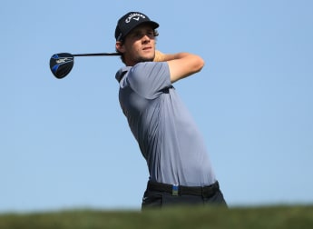 Pieters retains advantage as field gives chase