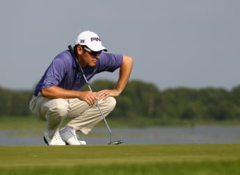 Oosthuizen drives on