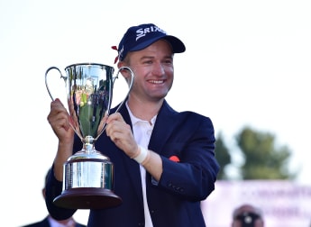 Knox holds nerve to win Travelers Championship