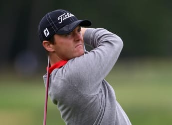 Hoey moves into contention