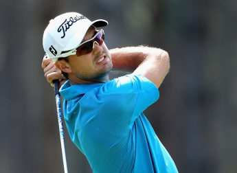 Roos leaps into early lead