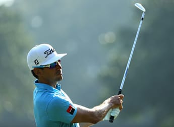 Cabrera Bello extends Hong Kong lead