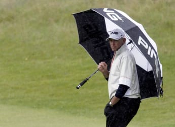 Fowler thrives despite foul conditions 