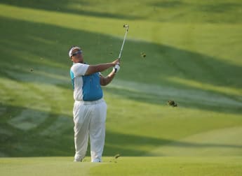 Aphibarnrat closing in on maiden victory