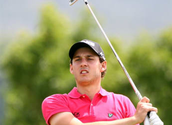 Nixon in contention despite late blip