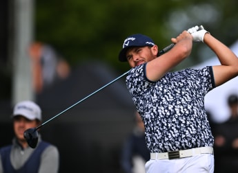 Follett-Smith storms into early Sweden lead