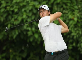 Scott strides towards Singapore title