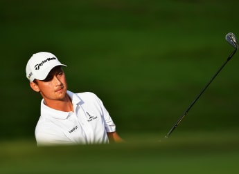 Rourke drifts ahead in Prague battle