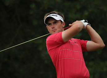 Abbott finds home comforts for halfway lead