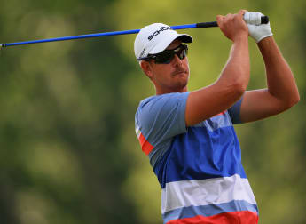 Stenson stays in the hunt