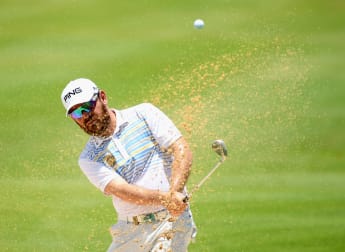 Oosthuizen charges into a share of the lead