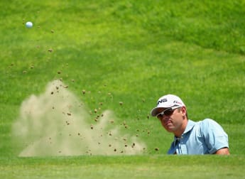 Oosthuizen retains slender lead