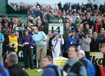 Snedeker surges clear