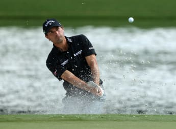 Kisner powers clear in Charlotte