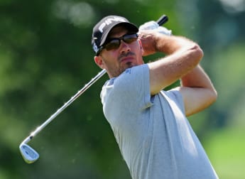 Havret hits the front