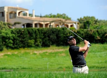 Kingston leads after opening day