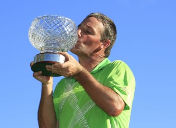 Wesselingh lifts the John Jacobs Trophy