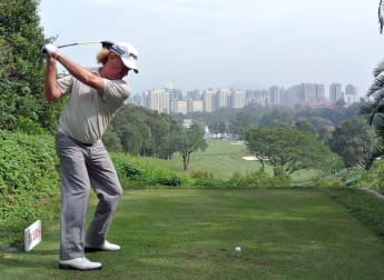 Jiménez leads despite late slip