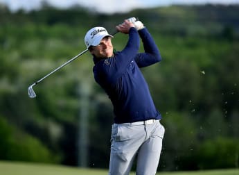 Fenasse takes halfway lead in Prague