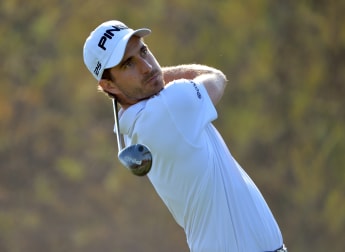 Cañizares cruises to first round lead