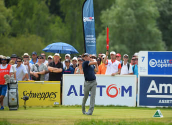 Kaymer advances before lightning delay
