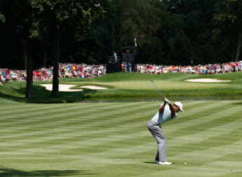 Woods extends advantage