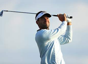 Carlos moves into contention in Norway