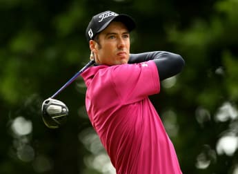 Wood closes in on Fisher