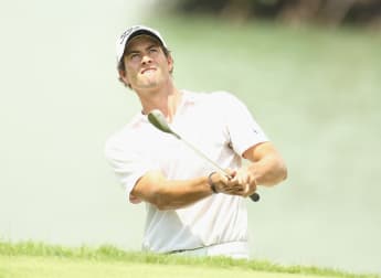 Scott retains narrow advantage