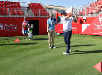 Awkward reporter pranks world's best golfers