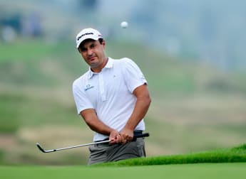 Khan moves into contention