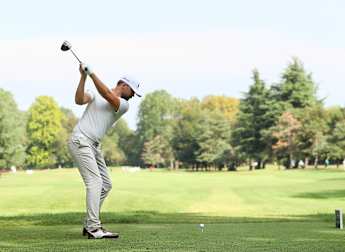 Karlberg shares lead in stormy Milan