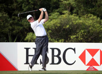 Els closing in on Oosthuizen