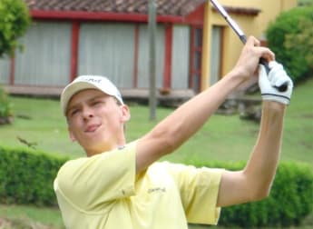 Wilcox moves three clear in Colombia