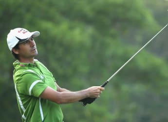 Eagle soars Aguilar into contention