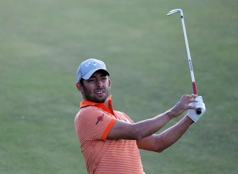 Birdie blitz sends Larrazábal clear