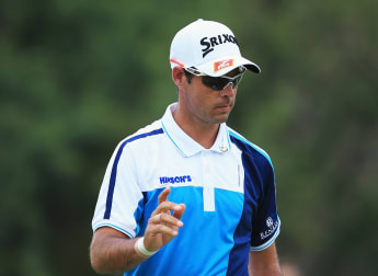 Van Zyl stays in front as weather closes in